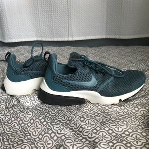 Women’s 6.5 Nike tennis shoes